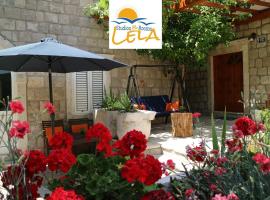 Studio Apartments & Rooms Lela, Sipan island，位于斯潘卡卢卡的带停车场的酒店