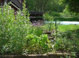 Eget rum i unik 70-talsvilla，位于Stehag的带泳池的酒店