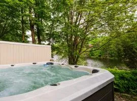 Le Chalet Brun, jacuzzi en bord de lac