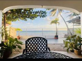 Casa Mandulia Beachfront House，位于Lobo的酒店