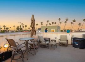 Seventh Shore Stylish Seal Beach Home w Elevator Fireplace Bold Design，位于海豹滩的酒店