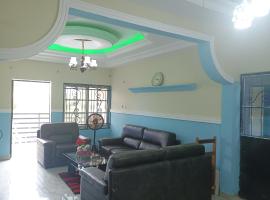 Sky Blue VIP Guest House - Buea，位于Buea的带按摩浴缸的酒店