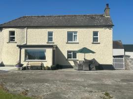 Beautiful Farmhouse an Hour’s Drive From Four Irish Cities，位于克朗梅尔的酒店