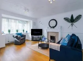 4BR Home for 8, Full Kitchen, Parking, WiFi in Northwich