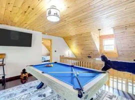 Grandpa John Cabin - Hot Tub, Game Room