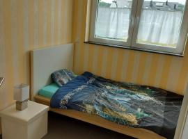 Lovely bedroom with single bed，位于Vichten的酒店