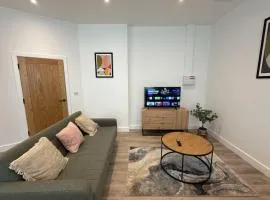 Luxury 3 bedroom 2 bathroom All ground floor centrally located - 2 Queen Street - Ashbrook Serviced Apartments