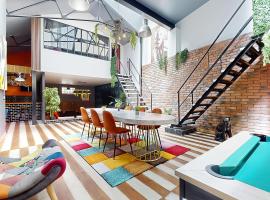 Loft Unique au Design Contemporain，位于叙雷纳的酒店