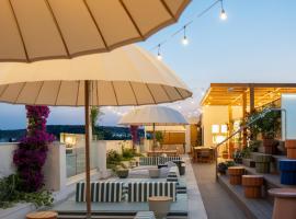 LIV & CO Suites & Villas，位于沃罗里尼的带停车场的酒店
