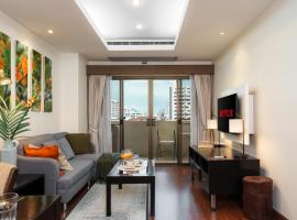 Jungle Dream King Bed Oasis with Balcony & High-Speed WiFi，位于Khlong Toei的酒店