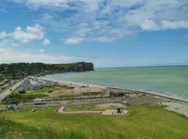 Beautiful beachfront apartment, 180d sea and cliff view