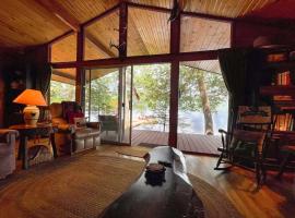 Gibbs Cottage，位于Eagle Bay的酒店