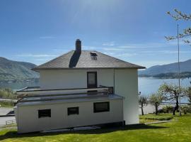 Retro hus med fin beliggenhet，位于Haddal的酒店