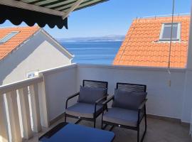 APARTMENTS BRUNO 3 - two-room penthouse apartment - wonderful view of the sea - the best location, first row to the beach - 10 minutes from Supetar ferry port - free secured parking - facilities nearby，位于苏提万的酒店