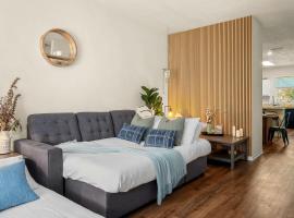 Stylish Modern-Farmhouse Boutique Condo - 2BD 2BA，位于盖恩斯维尔的酒店