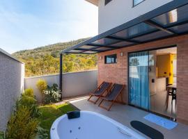 Linda casa no condomínio Piri Living，位于皮雷诺波利斯的酒店