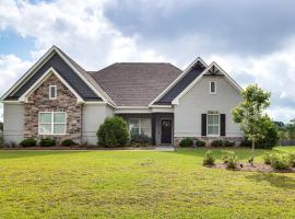4 Mi to Dtwn Stylish Home with Large Yard in Dothan，位于多森的酒店