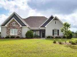 4 Mi to Dtwn Stylish Home with Large Yard in Dothan
