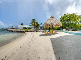 Walk to Beach Florida Keys Gem with Ocean Views，位于雷顿的酒店