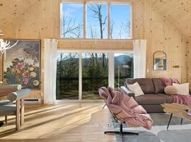 Chalet Getaway, Hot Tub, Pet Friendly!，位于Seven Devils的酒店