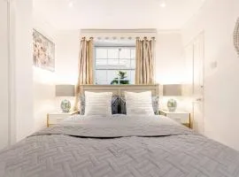 Grand Design Deluxe Suite by Buckingham Palace