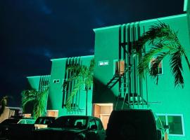 The Palm Beach Villas，位于奥莫阿的酒店