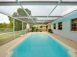 2 Mi to Beach Home with Pool in Venice，位于威尼斯的酒店
