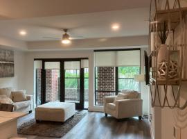 Modern Buckhead Escape Huge 1BR AND Den & Pool Views，位于亚特兰大的酒店