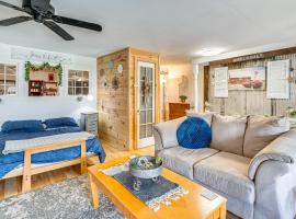 Lake & Mtn Views: Vermont Couple's Retreat!，位于Barton的酒店