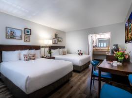 会议中心和公园附近阿尔卑斯旅馆，位于安纳海姆的带泳池的酒店