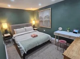 StayZen Apartments - Private Garden & Free Parking Ground Floor Central Woking - Business & Leisure