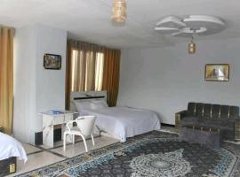 Luxury Hotel Clock Tower，位于Shahr-e Now的酒店
