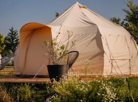 Glamping Wake Surf Náklo，位于奥洛穆茨的酒店