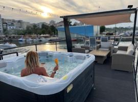 SeaEsta Floating House，位于康斯坦察的酒店