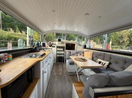 Charmant bateau sur la Marne，位于拉·费特·苏·茹埃尔的酒店