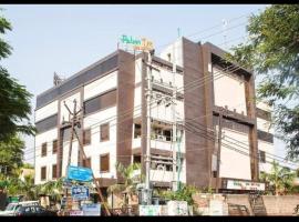 Palm Tree Hotel & Restaurant，位于加姆布的酒店