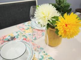 Gorgeous Two Bedroom Suite in a Quiet, Picturesque Neighborhood!，位于西温哥华的酒店