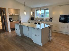 Moderne nybygget villa，位于霍尔斯特布罗的酒店