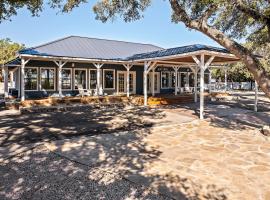 The Claire Hotel，位于峡谷湖的酒店