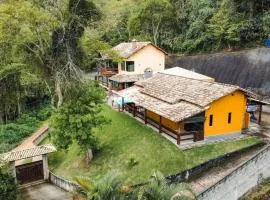 Toca do Dino - casa aconchegante com vista, lareira, piscina e área kids