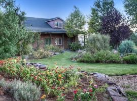 Wildland Gardens Farm House w Private Hot tub，位于Joseph的酒店