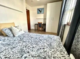 Cozy Room in the Golden Circle