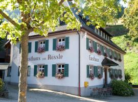 Gasthaus zum Rössle，位于Bollschweil肖因斯兰德吊厢索道站附近的酒店
