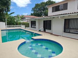 Casa con piscina privada en via flandes espinal，位于Guayacana的酒店