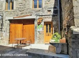 Gîte spacieux à Sauvain avec garage et vues historiques - FR-1-496-353