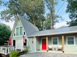 Float On Inn, Cabin at Kentucky Lake! Pet-Friendly，位于Springville的酒店