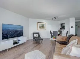 Coastal Duet - min 3-Day Stay Breathtaking Views with Work Desk by Victoria Prime!