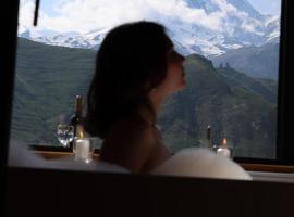 Kera Cottages Kazbegi，位于卡兹贝吉的酒店