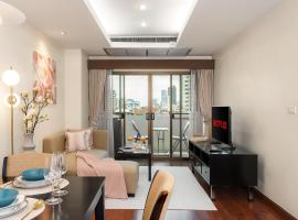 Mystic Haven King Bed Suite with Balcony & City Views，位于Khlong Toei的酒店