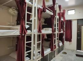 5 Star Yatri Vishram Dormitory & Rooms，位于贾巴尔普尔的青旅
